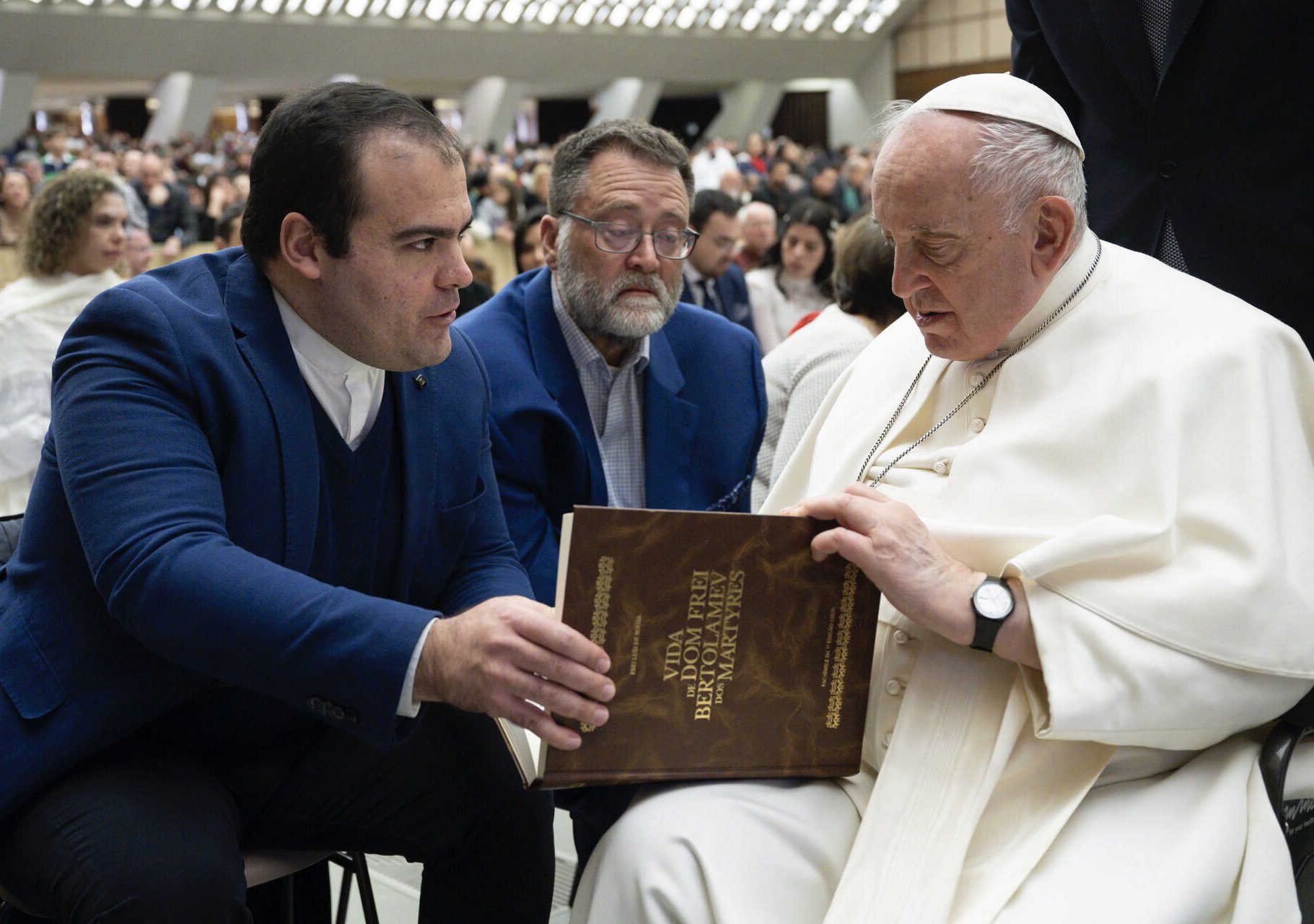 Padre Renato Oliveira entregou obra sobre S. Bartolomeu dos Mártires ao  Papa - Semanário Alto Minho